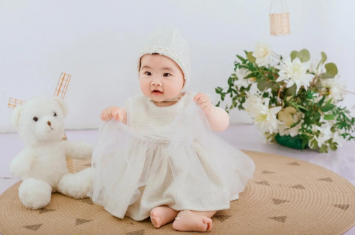 保亭宝宝几个月抬头